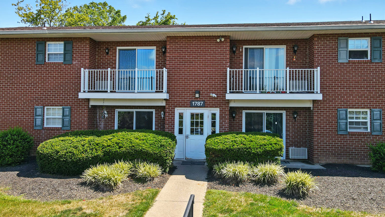 The Meadows at Lehigh Exterior view of 1-2 apartments and 3-bedroom townhomes in Bethlehem, PA – Meadows at Lehigh
