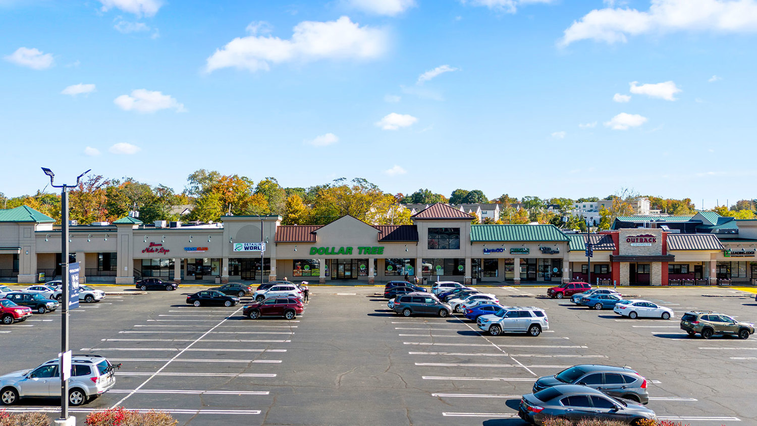 Street view of community center offering retail and restaurant space for lease with ample parking in Springfield, NJ – Echo Plaza Shopping Center