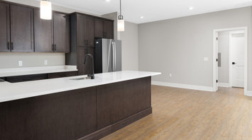 Monte View at Pohatcong Luxury Downey model garden apartment gourmet kitchen with a peninsula, quartz countertops, and stainless steel appliances in Pohatcong Twp, NJ – Monte View at Pohatcong