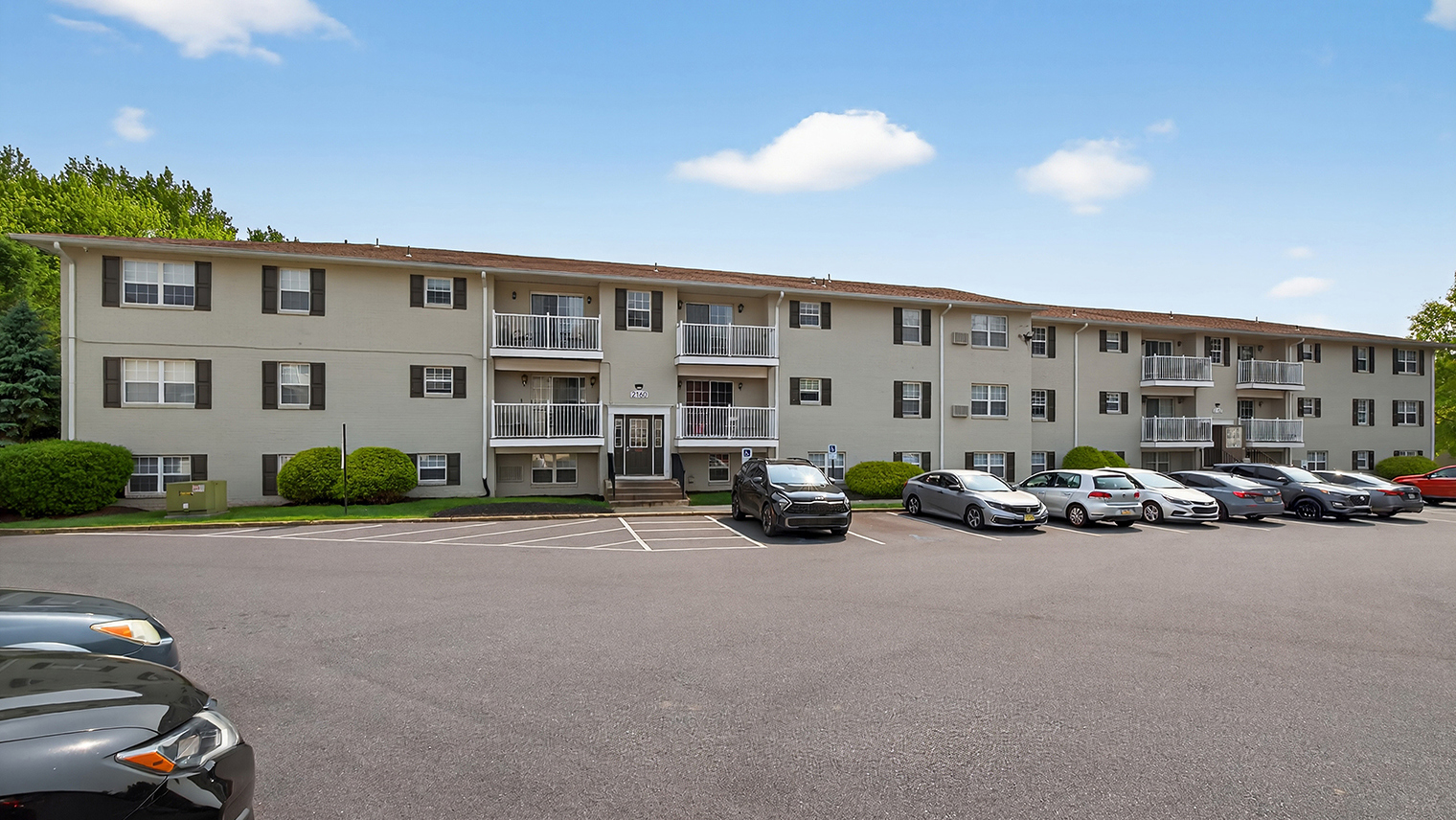The Hills at Lehigh 1 and 2 bedroom apartments for rent with parking in Bethlehem, PA – Hills at Lehigh