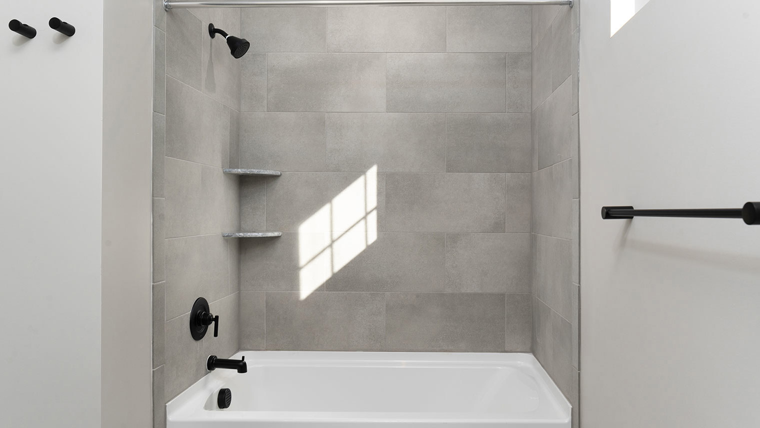 Monte View at Pohatcong Luxury garden apartment second bathroom with a porcelain tile tub/shower in Pohatcong Twp, NJ – Monte View at Pohatcong