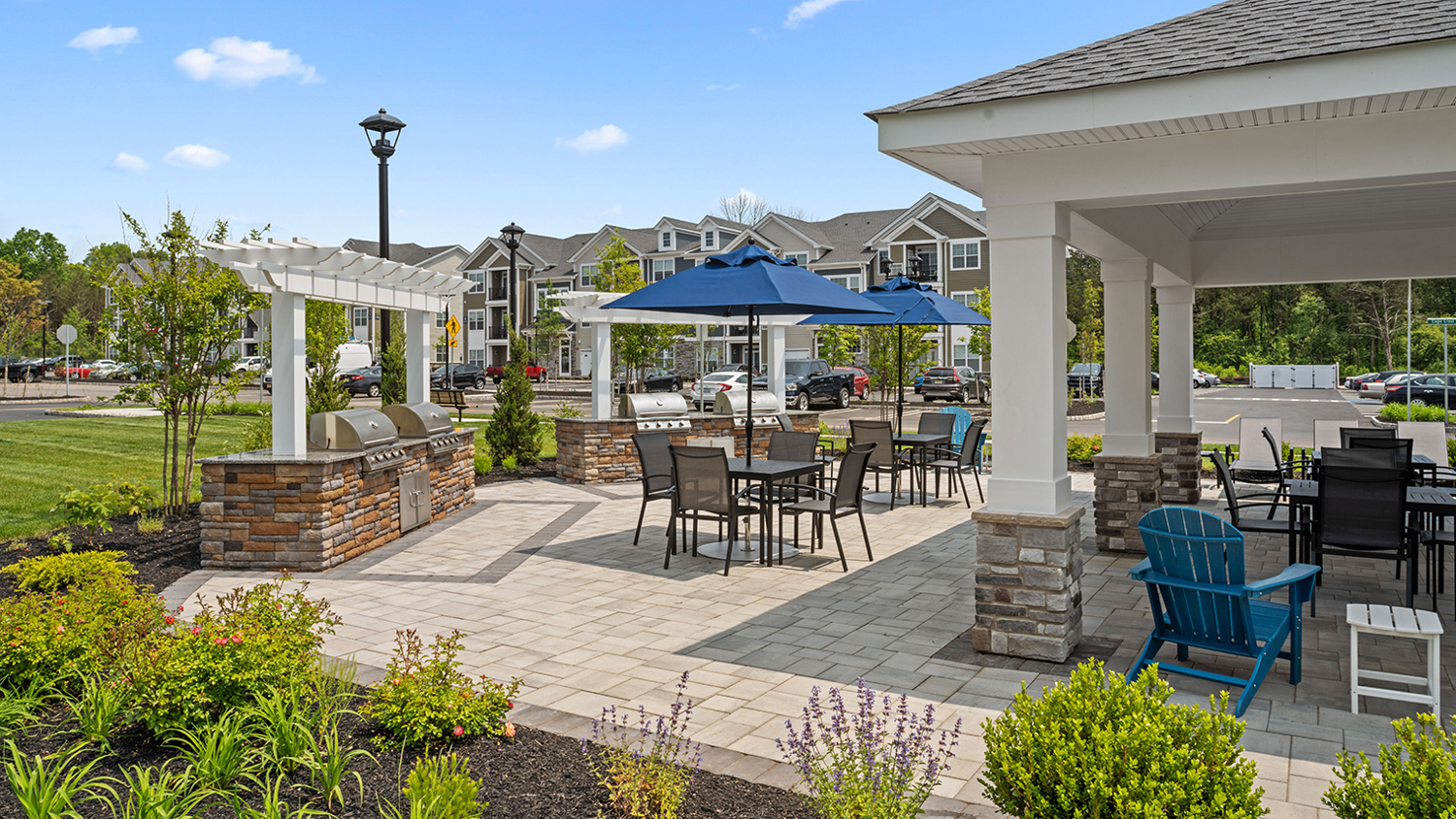 Luxury apartments with barbeque/grill stations in Whitehouse Station, NJ – The Ridge at Readington