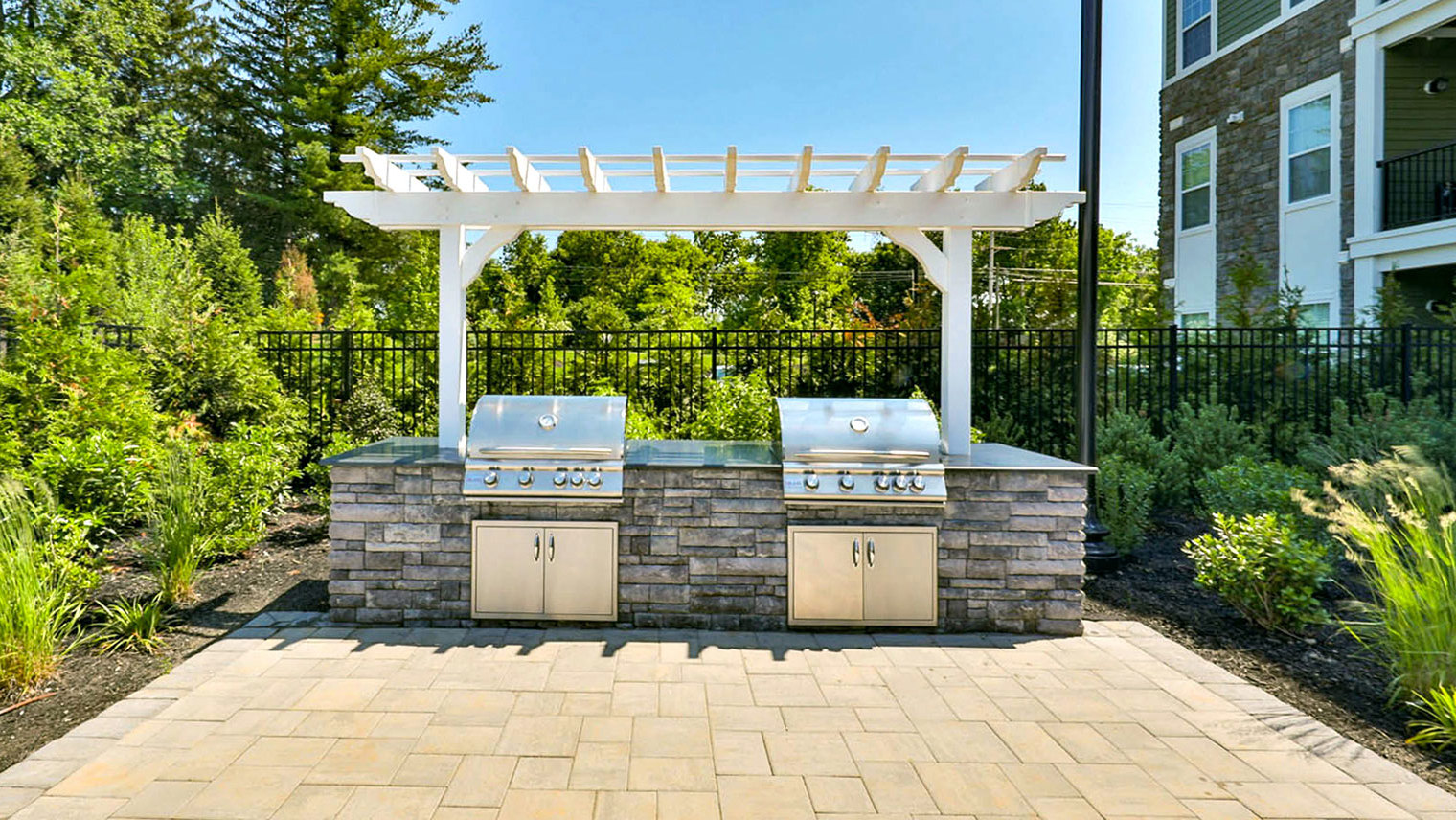 Horizons at Autumn Ridge 55+ active adult garden apartments with outdoor grill stations in Lopatcong, NJ – Horizons at Autumn Ridge