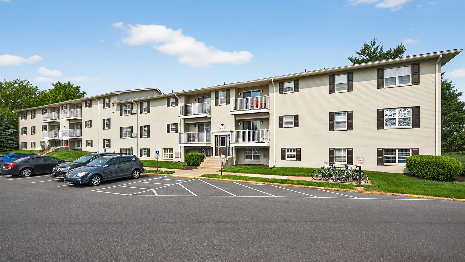 The Hills at Lehigh Exterior view of 1 and 2 bedroom apartments with patios/balconies in Bethlehem, PA – Hills at Lehigh