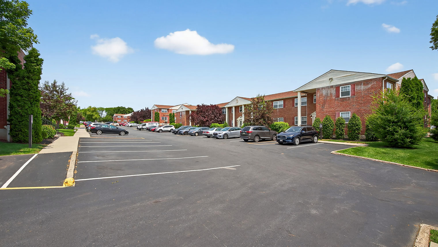 River Run Apartments Exterior view of garden 1-2 bedroom apartments in Bethlehem, PA – River Run Apartments