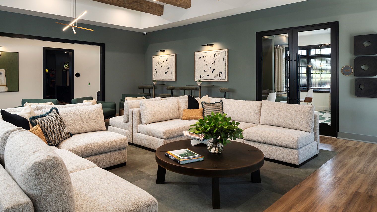 Trailside Village resident clubhouse lounge with comfortable seating – Trailside Village luxury apartments for rent in Easton, PA