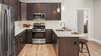 The Ridge at Readington Luxury garden apartment kitchen with stainless steel appliances in Whitehouse Station, NJ – The Ridge at Readington