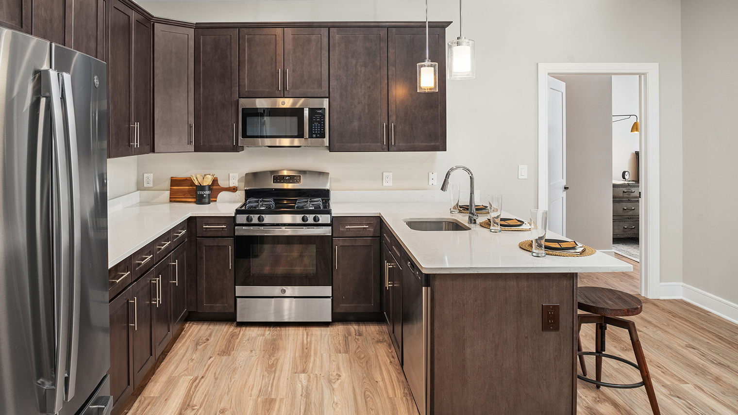 The Ridge at Readington Luxury garden apartment kitchen with stainless steel appliances in Whitehouse Station, NJ – The Ridge at Readington
