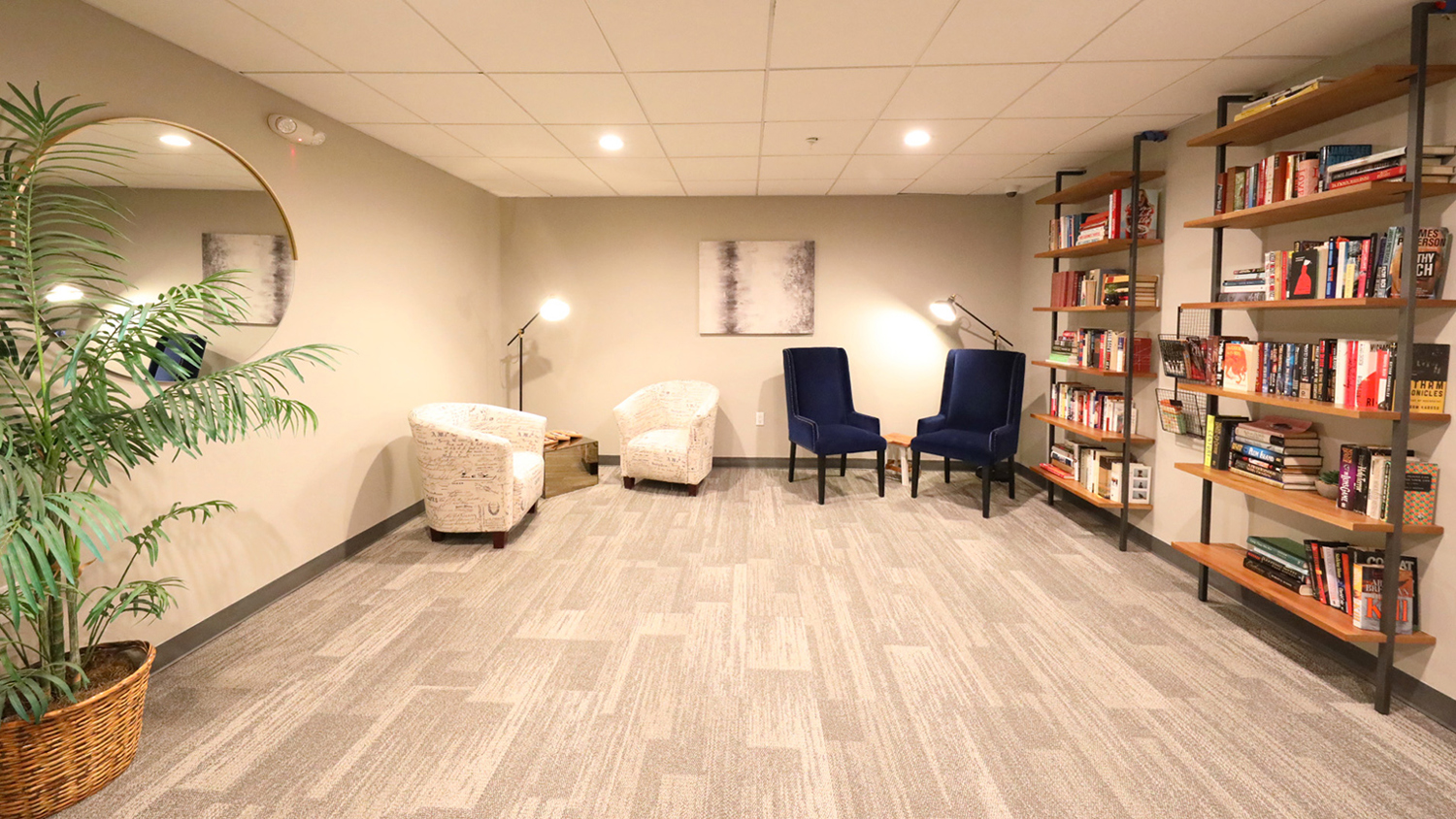 Luxury apartment rentals with lounge and reading room in Bethlehem, PA – The Pinnacle @ 65