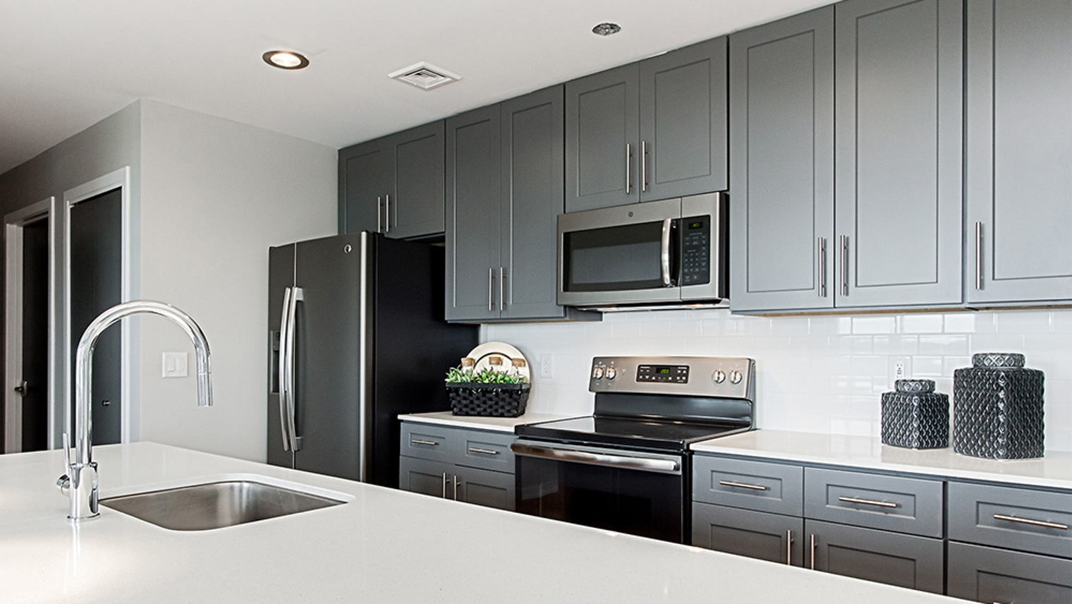 The Pinnacle at 65 Pet friendly apartment kitchen in Bethlehem, PA – The Pinnacle @ 65