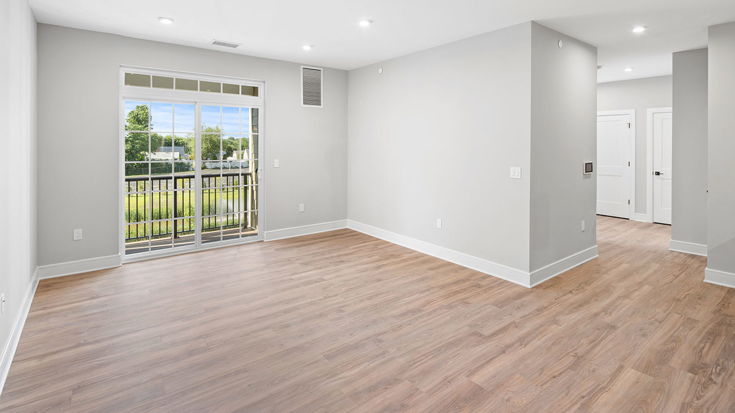 Luxury apartment living room in Bordentown, NJ – The Reserve at Crosswicks