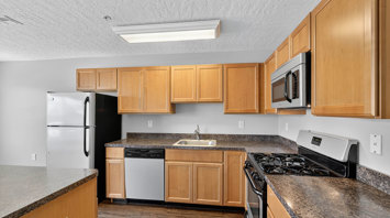 The View at Mackenzi Garden apartment kitchen with stainless steel appliances in York, PA – The View at Mackenzi