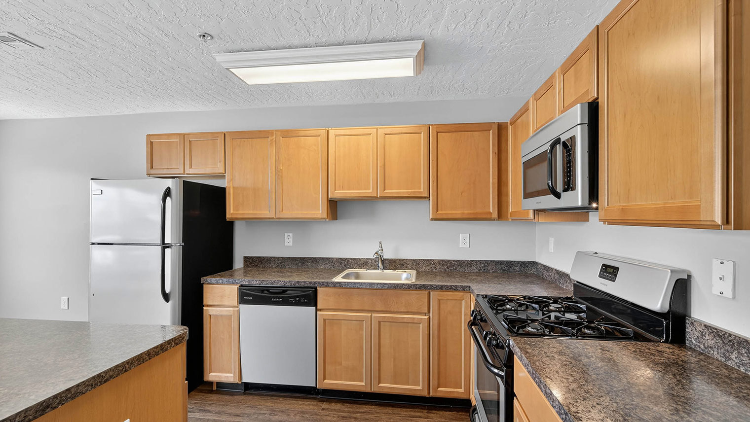 The View at Mackenzi Garden apartment kitchen with stainless steel appliances in York, PA – The View at Mackenzi