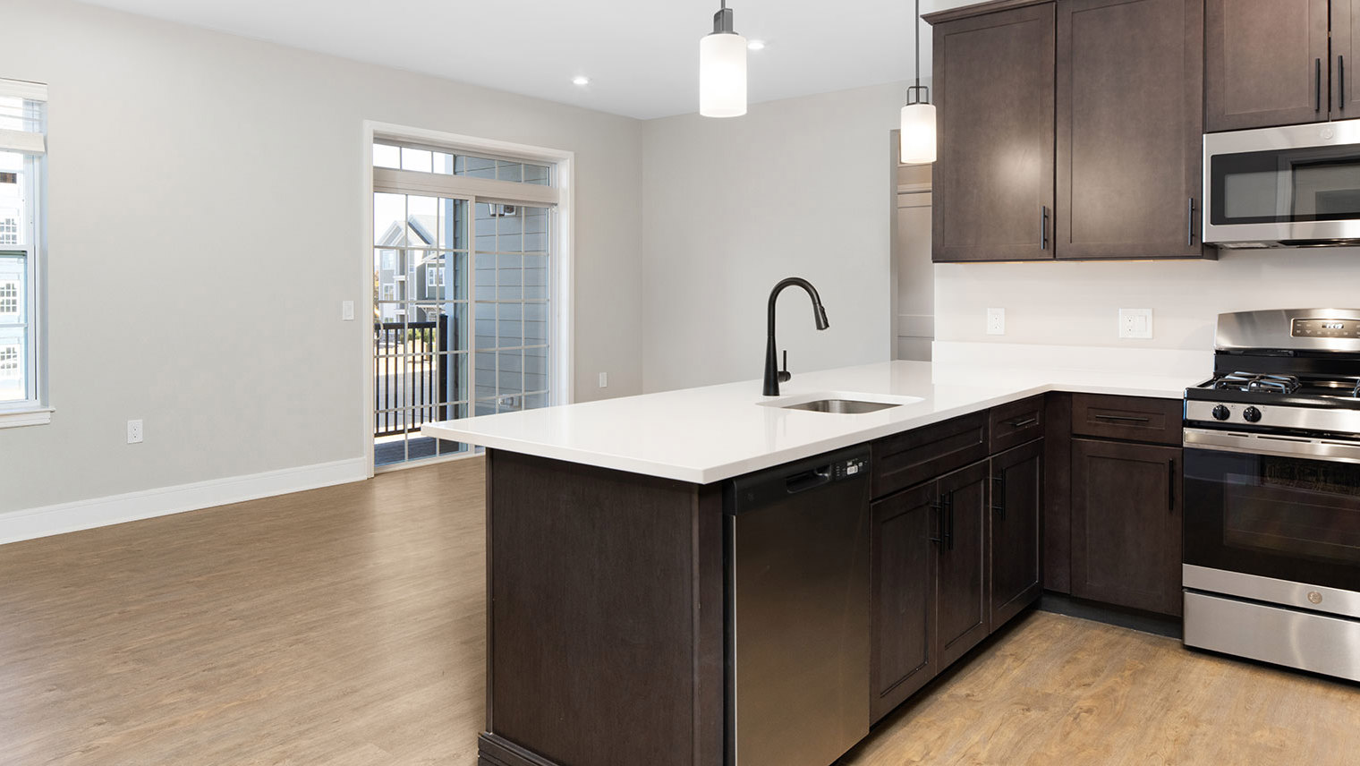 Monte View at Pohatcong Gourmet kitchen in luxury Evanston model garden apartment for rent with a peninsula, quartz countertops, and stainless steel appliances in Pohatcong Twp, NJ – Monte View at Pohatcong