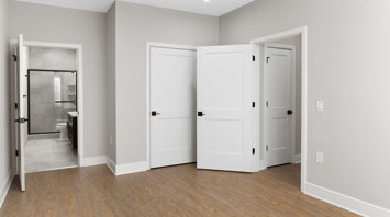 Monte View at Pohatcong Luxury garden apartment primary bedroom with primary bathroom in Pohatcong Twp, NJ – Monte View at Pohatcong