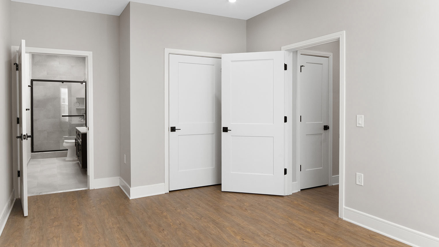Monte View at Pohatcong Luxury garden apartment primary bedroom with primary bathroom in Pohatcong Twp, NJ – Monte View at Pohatcong