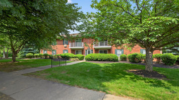 The Meadows at Lehigh Exterior view of pet-friendly 1-2 bedroom apartments and 3-bedroom townhomes in Bethlehem, PA – Meadows at Lehigh