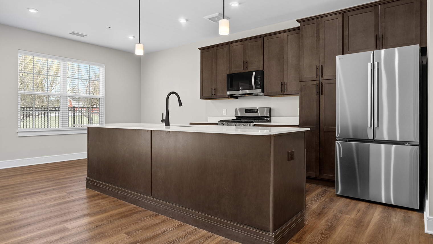 Trailside Village 2 bedroom 2.5 bath Bradbury garage apartment for rent with kitchen with stainless steel appliances – Trailside Village in Easton, PA