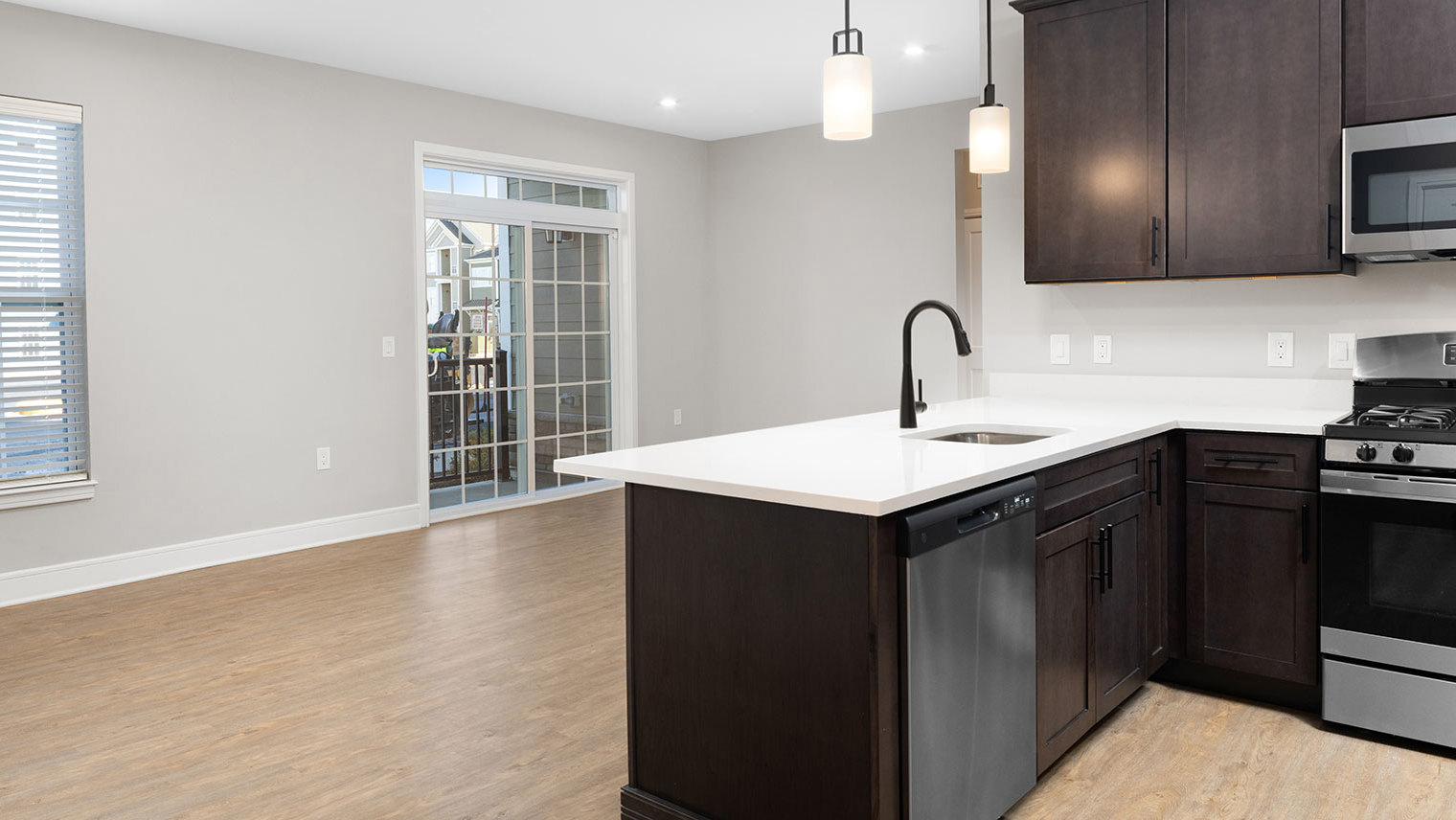 Monte View at Pohatcong Gourmet kitchen and living room in luxury garden apartment for rent in Pohatcong Twp, NJ – Monte View at Pohatcong