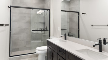 Monte View at Pohatcong Gourmet kitchen and living room in luxury Fairhaven model garden apartment for rent with stainless steel appliances in Pohatcong Twp, NJ – Monte View at Pohatcong