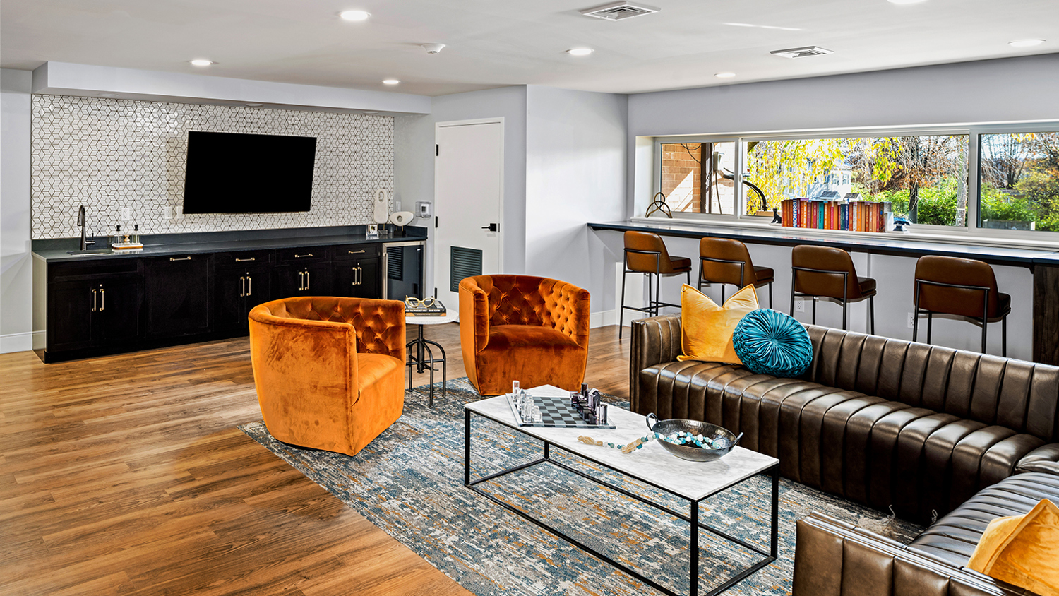 Lounge area in pet-friendly apartment building in Reading, PA – The Reserve at Wyomissing