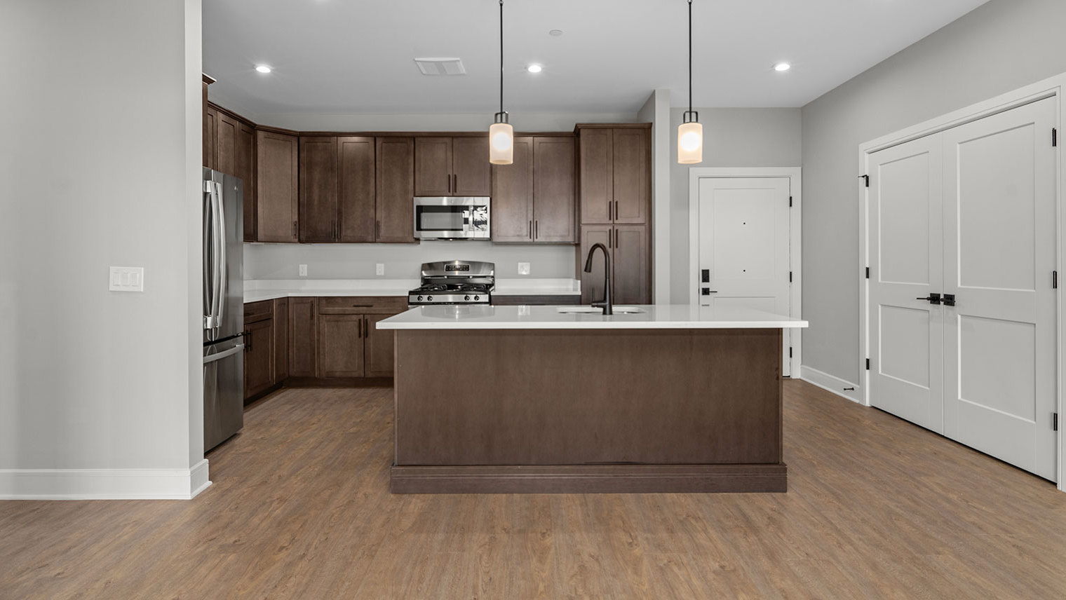 Monte View at Pohatcong Luxury elevator building apartment kitchen with an island, quartz countertops, and stainless steel appliances in Pohatcong Twp, NJ – Monte View at Pohatcong