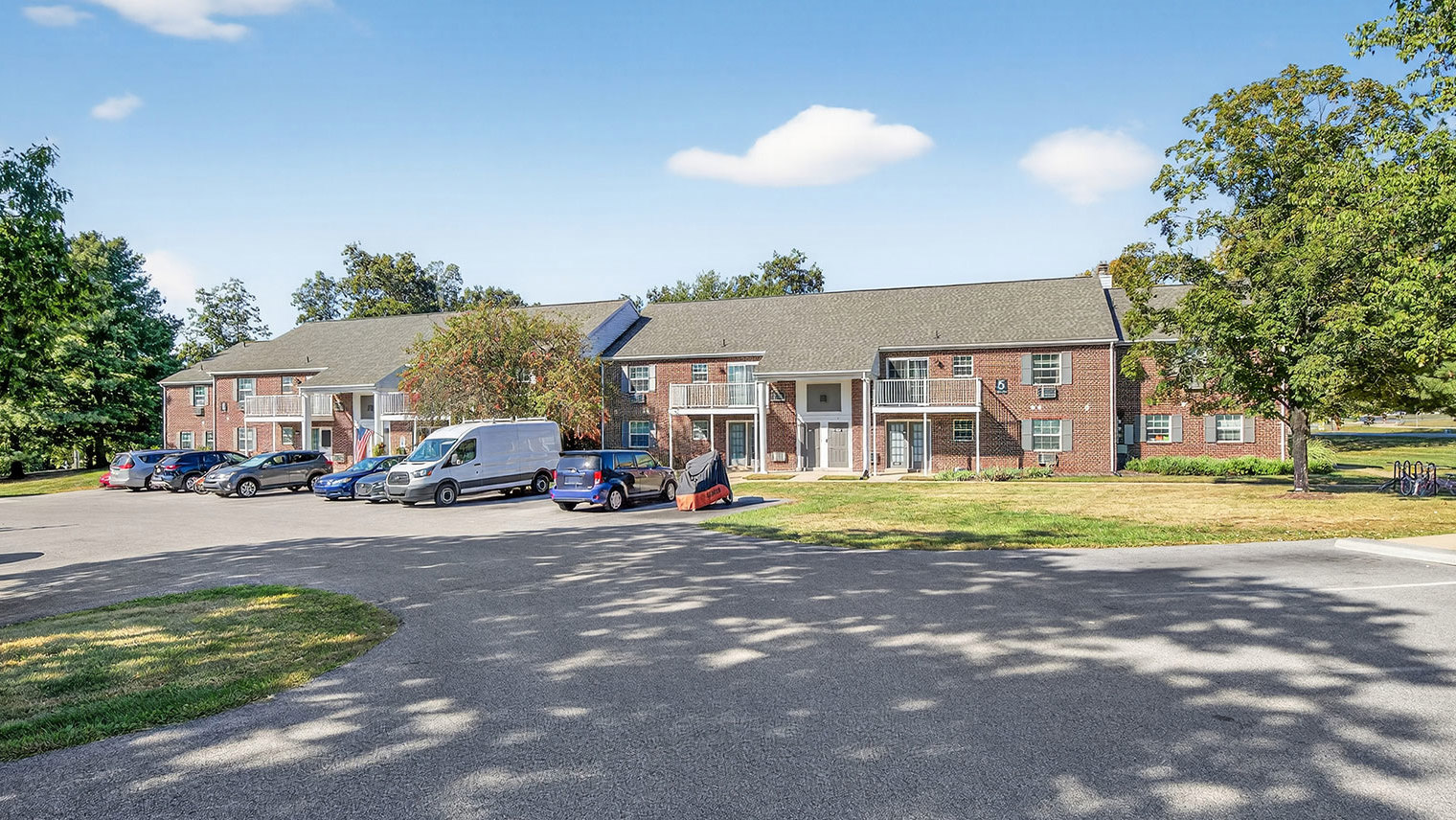 The Reserve at Copper Chase residential building with parking lot - The Reserve at Copper Chase apartments in York, PA