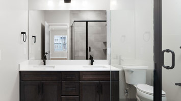 Monte View at Pohatcong Luxury Clifton model garden apartment kitchen with a peninsula, quartz countertops, and stainless steel appliances in Pohatcong Twp, NJ – Monte View at Pohatcong
