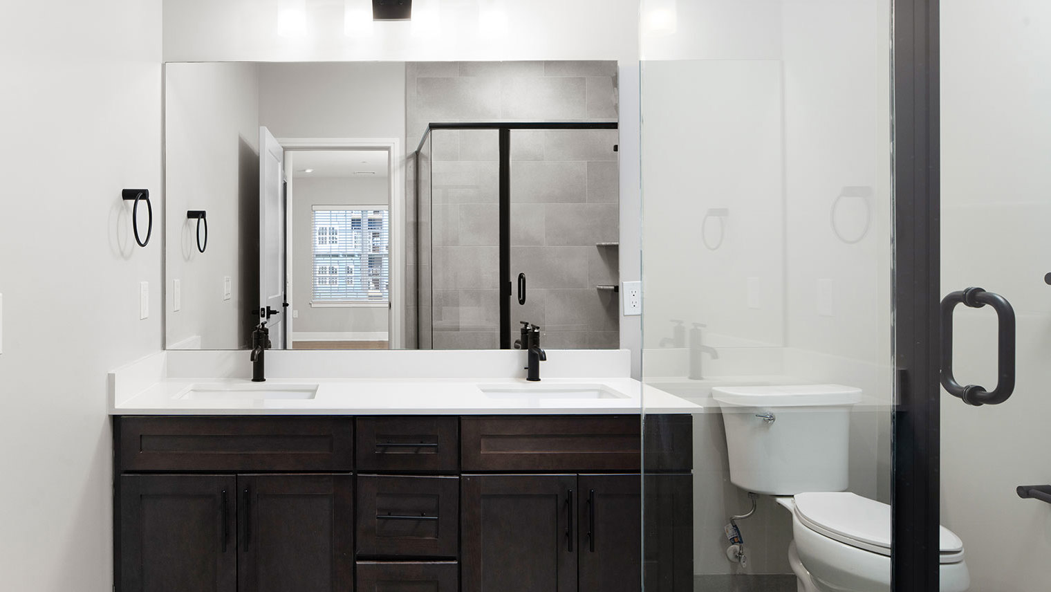 Monte View at Pohatcong Luxury Clifton model garden apartment kitchen with a peninsula, quartz countertops, and stainless steel appliances in Pohatcong Twp, NJ – Monte View at Pohatcong