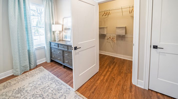 Horizons at Autumn Ridge 55+ active adult garden apartment walk-in closet in Lopatcong, NJ – Horizons at Autumn Ridge