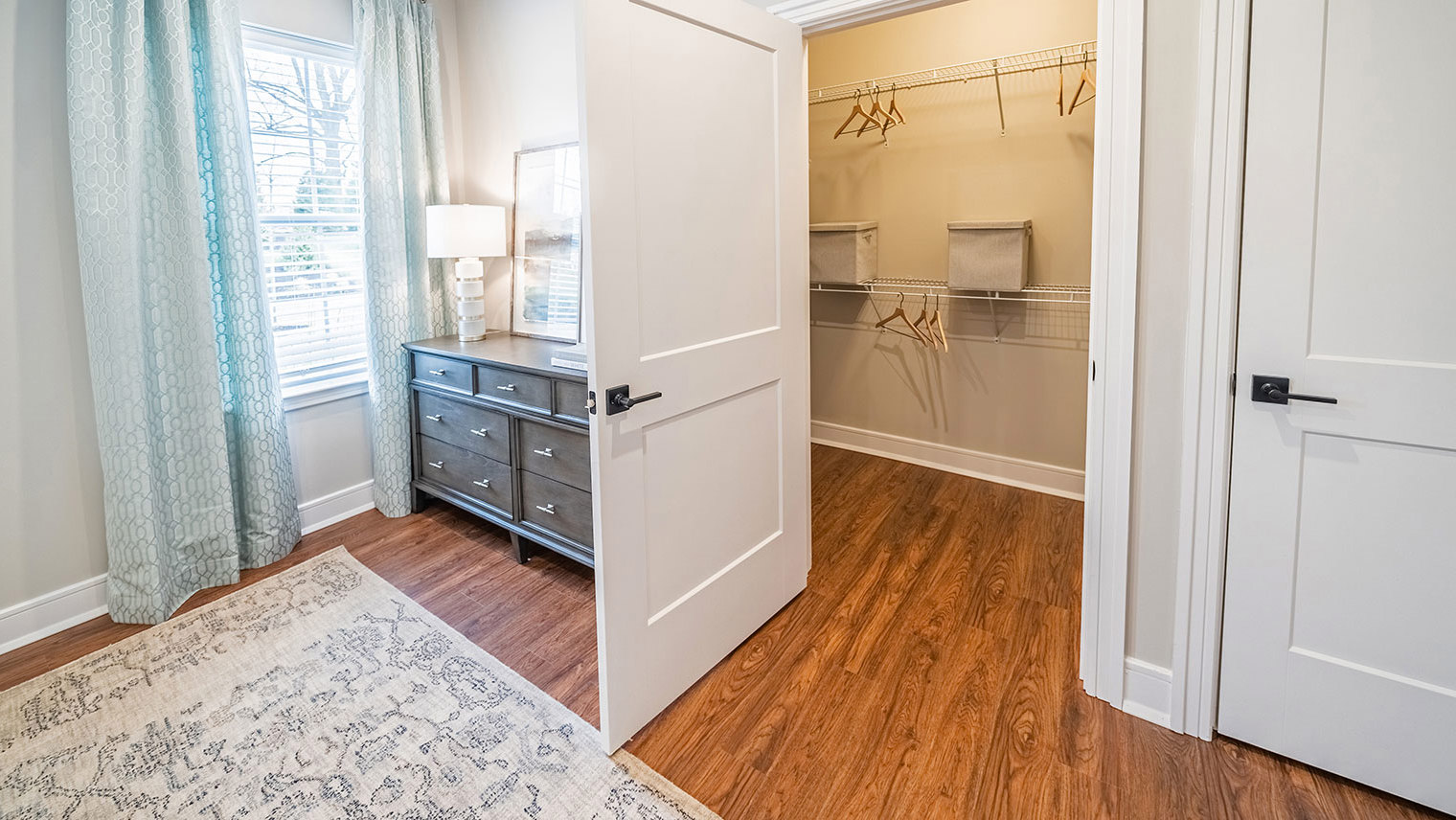 Horizons at Autumn Ridge 55+ active adult garden apartment walk-in closet in Lopatcong, NJ – Horizons at Autumn Ridge
